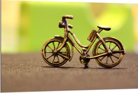 WallClassics - Dibond - Miniatuurbeeld van Gouden Fiets - 120x80 cm Foto op Aluminium (Met Ophangsysteem)