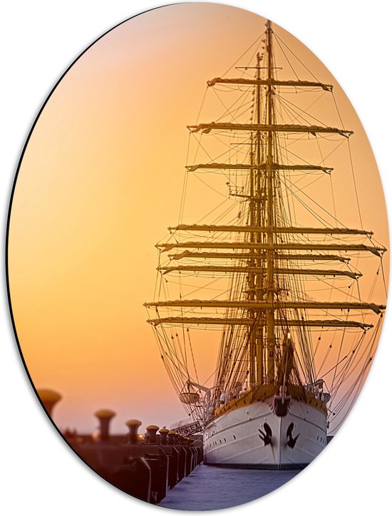 WallClassics - Dibond Ovaal - Hoge Mast op Zeilschip bij Zonsondergang - 42x56 cm Foto op Ovaal (Met Ophangsysteem)