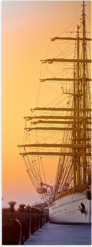 WallClassics - Poster Glanzend – Hoge Mast op Zeilschip bij Zonsondergang - 20x60 cm Foto op Posterpapier met Glanzende Afwerking