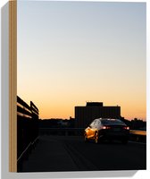 WallClassics - Hout - Auto op Dak van Parkeergarage - 30x40 cm - 12 mm dik - Foto op Hout (Met Ophangsysteem)