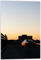 WallClassics - Acrylglas - Auto op Dak van Parkeergarage - 40x60 cm Foto op Acrylglas (Met Ophangsysteem)
