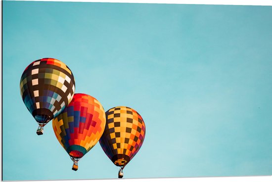 WallClassics - Dibond - Drie Kleurrijk Geblokte Luchtballonnen - 90x60 cm Foto op Aluminium (Met Ophangsysteem)