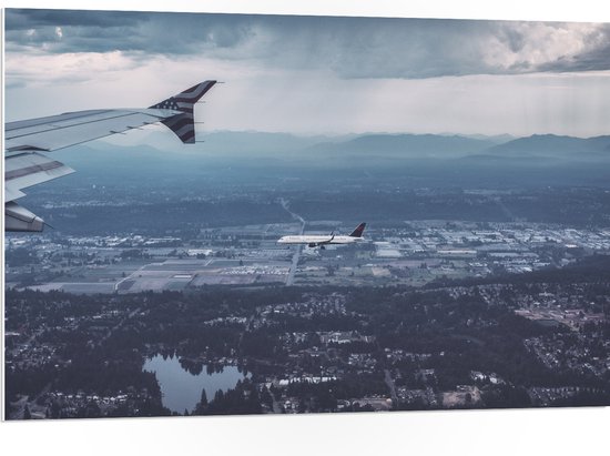 WallClassics - PVC Schuimplaat- Vliegtuigvleugel boven Land - 105x70 cm Foto op PVC Schuimplaat