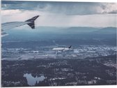WallClassics - Acrylglas - Vliegtuigvleugel boven Land - 80x60 cm Foto op Acrylglas (Met Ophangsysteem)