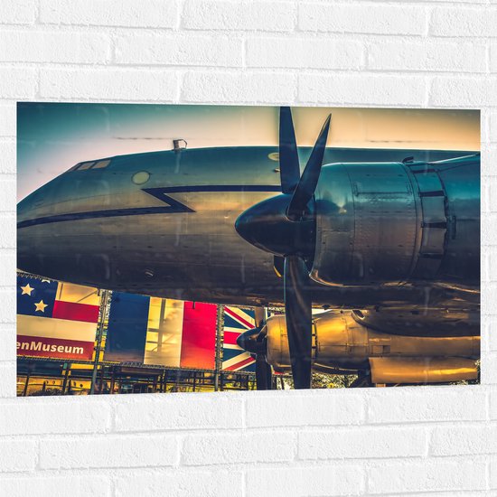 WallClassics - Muursticker - Groot Vliegtuig bij Verschillende Vlaggen - 90x60 cm Foto op Muursticker