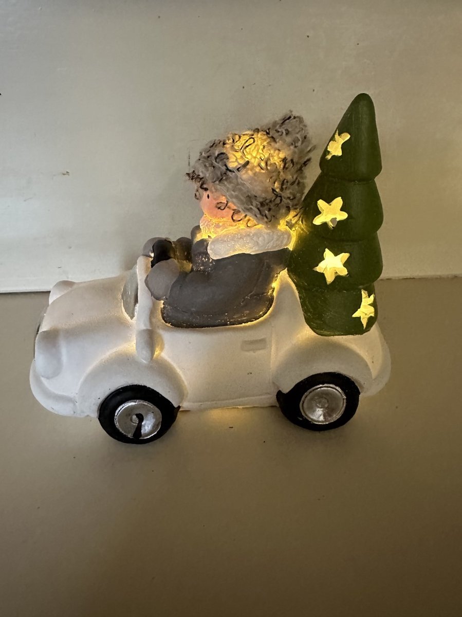 Kerstbeeldje jongen in auto met LED - Wit + Taupe+Grijs & Groene Kerstboom - 13 cm hoog x 15 cm x 9 cm – Kerstdecoratie
