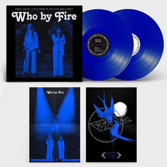 Boek met twee blauwe vinylplaten en twee posters. De hoes toont twee zangeressen in blauwe pakken. Een poster toont zangeressen in blauwe spotlights, de andere een blauwe vogel bij de maan.