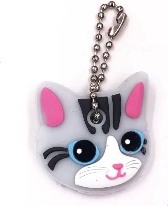 Grijze kattenkop sleutelhanger met roze oren en blauwe ogen.