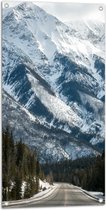 WallClassics - Tuinposter – Weg naar Besneeuwde Hoge Berg - 50x100 cm Foto op Tuinposter  (wanddecoratie voor buiten en binnen)