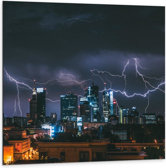 WallClassics - Dibond - Onweer en Bliksem boven de Stad - 100x100 cm Foto op Aluminium (Wanddecoratie van metaal)