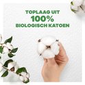Hand die een wit, pluizig katoenbolletje vasthoudt. Tekst: "Toplaag uit 100% biologisch katoen".