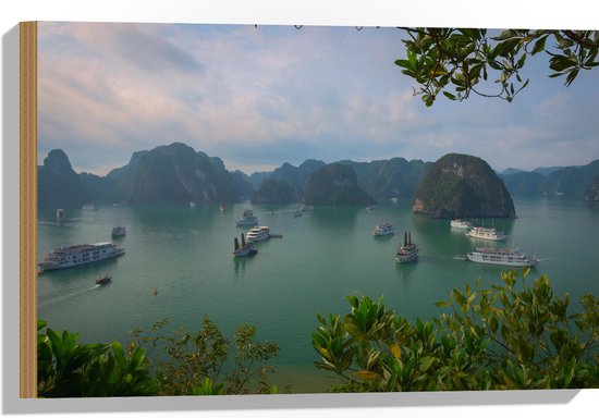 WallClassics - Hout - Veel Shepen in Ha Longbaai - Vietnam - 60x40 cm - 12 mm dik - Foto op Hout (Met Ophangsysteem)