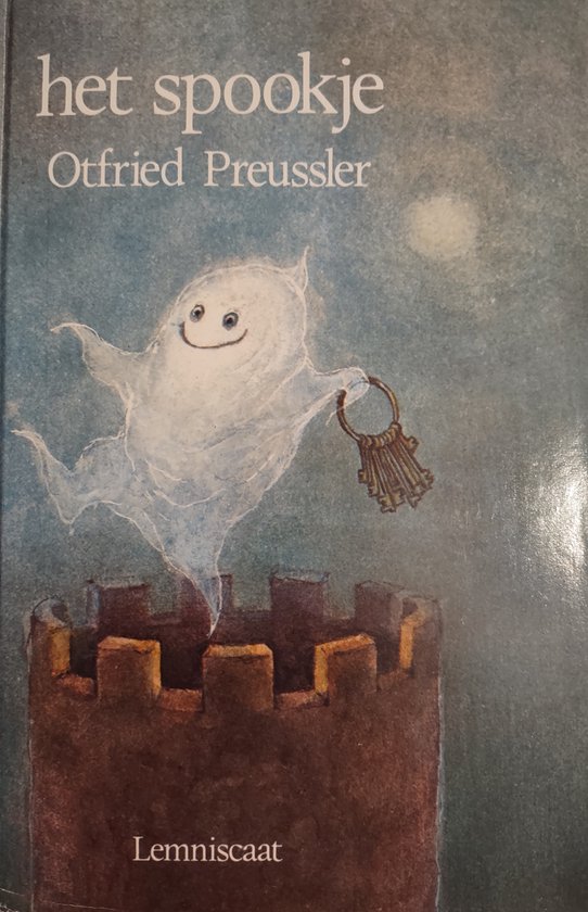 Boek "het spookje" van Otfried Preussler. Een vrolijk wit spookje met een sleutelbos zweeft boven een kasteelmuur.