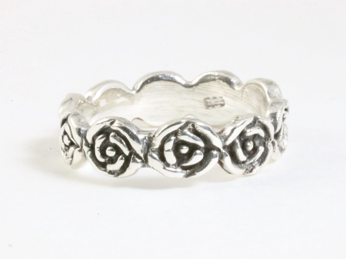 Fijne zilveren ring met roosjes - maat 19