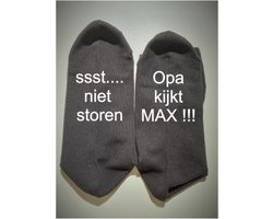 Bedrukte sokken met de tekst: Ssstt niet storen Opa kijkt MAX !!!