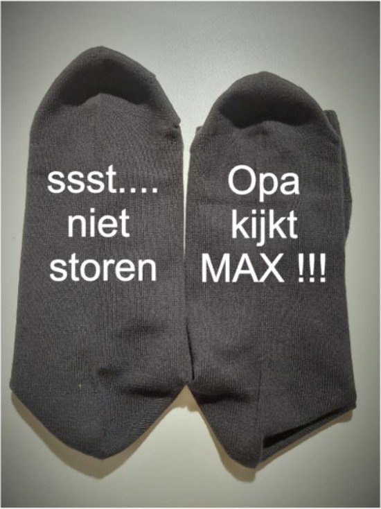 Bedrukte sokken met de tekst: Ssstt niet storen Opa kijkt MAX !!!