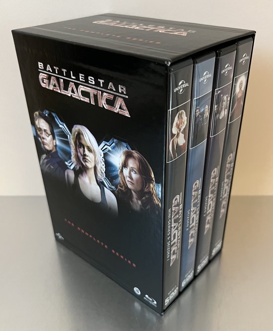 Battlestar Galactica Complete Series boxset, met 4 individuele seizoensdvd's ernaast.
