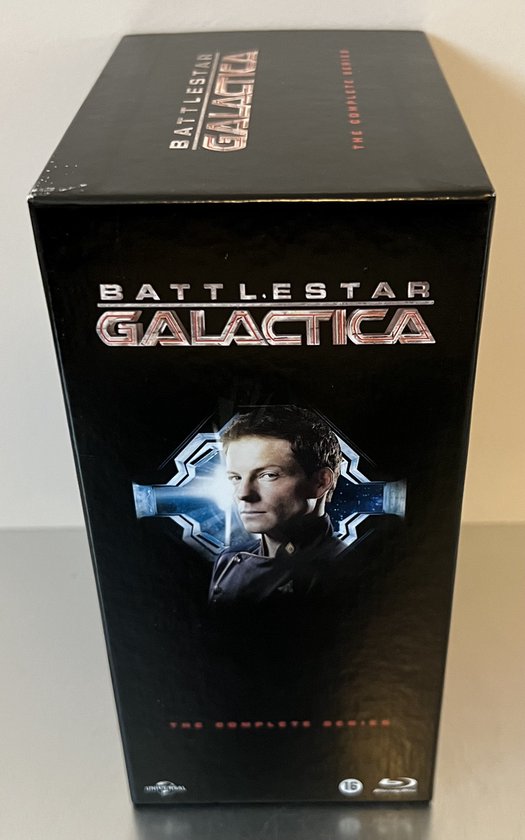 Battlestar Galactica Complete Series box, zijaanzicht met jonge man in uniform.