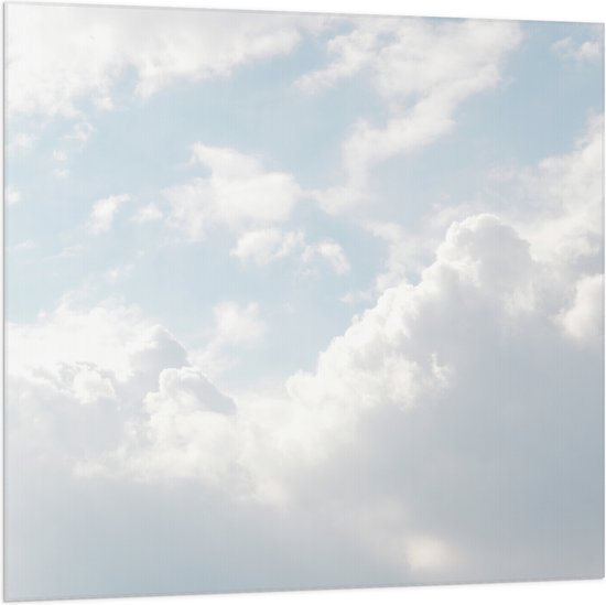 WallClassics - Vlag - Grote Witte Wolken in de Lucht - 100x100 cm Foto op Polyester Vlag