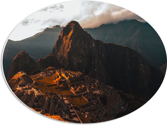 WallClassics - PVC Schuimplaat Ovaal - Machu Pichu Berg in Peru bij Zonsondergang - 56x42 cm Foto op Ovaal  (Met Ophangsysteem)