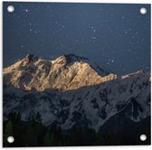 WallClassics - Tuinposter – Heldere Sterrenhemel boven Witte Bergtoppen - 50x50 cm Foto op Tuinposter  (wanddecoratie voor buiten en binnen)