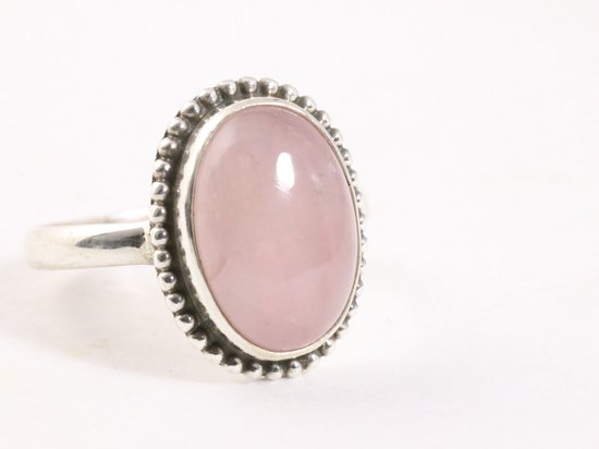 Bewerkte ovale zilveren ring met rozenkwarts - maat 18