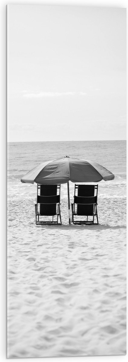 Acrylglas - Stoelen op het Strabd met Parasol in het zwart-wit - 30x90 cm Foto op Acrylglas (Wanddecoratie op Acrylaat)