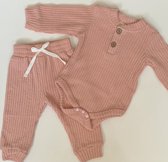 2-delig baby pakje met broek en romper oud roze 0-3 maanden - baby - kraamcadeau - babykleding - romper - geboorte