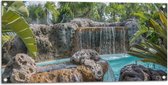WallClassics - Tuinposter – Tropische wateval in Zwembad - 100x50 cm Foto op Tuinposter  (wanddecoratie voor buiten en binnen)
