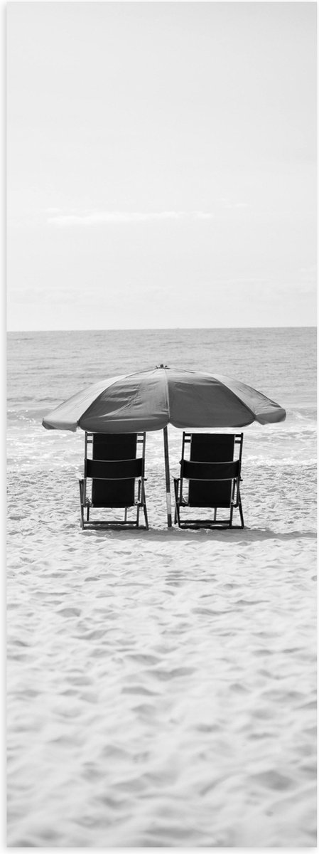 Poster Glanzend – Stoelen op het Strabd met Parasol in het zwart-wit - 20x60 cm Foto op Po