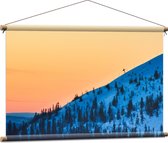 WallClassics - Textielposter - Steile Wit Besneeuwde Berg - 90x60 cm Foto op Textiel
