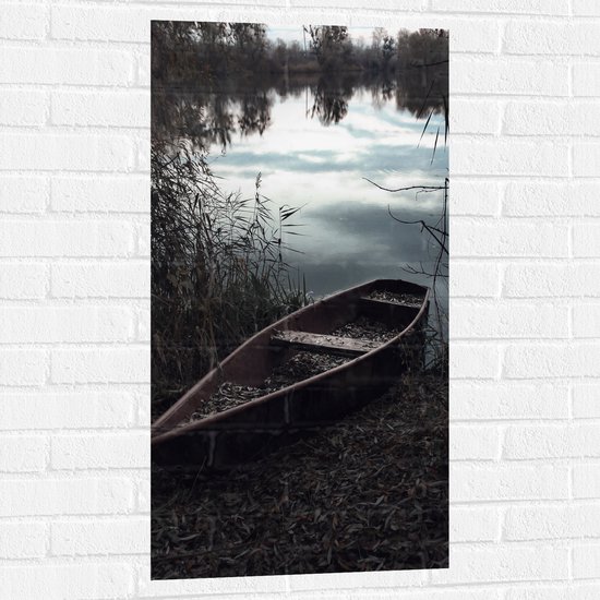 WallClassics - Muursticker - Oud Schippersbootje bij het Water - 50x100 cm Foto op Muursticker