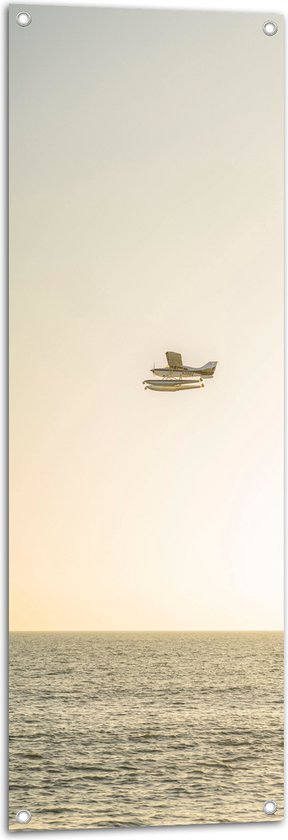 WallClassics - Tuinposter – Klein Vliegtuig boven het Zeewater - 40x120 cm Foto op Tuinposter  (wanddecoratie voor buiten en binnen)