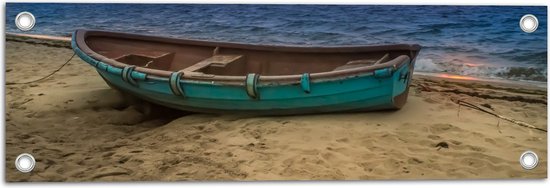 WallClassics - Tuinposter – Blauwe Schippersboot op het Strand met Ondergaande Zon - 60x20 cm Foto op Tuinposter  (wanddecoratie voor buiten en binnen)