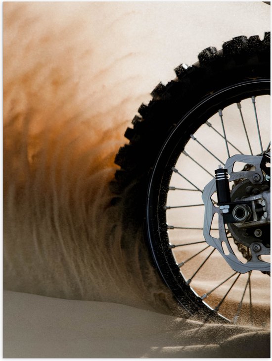 WallClassics - Poster (Mat) - Wiel van Motorcrosser in het Zand - 60x80 cm Foto op Posterpapier met een Matte look