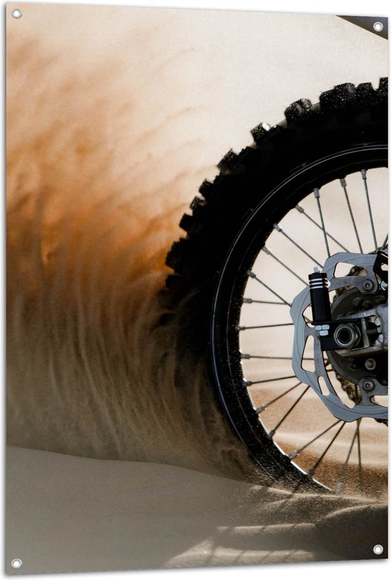 WallClassics - Tuinposter – Wiel van Motorcrosser in het Zand - 80x120 cm Foto op Tuinposter  (wanddecoratie voor buiten en binnen)