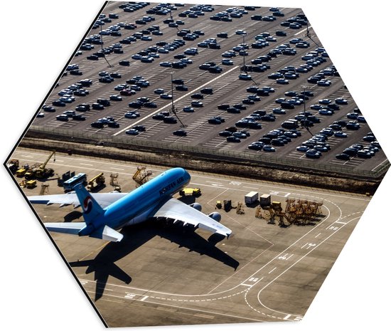 WallClassics - Dibond Hexagon - Blauw Vliegtuig op Vliegbasis - 50x43.5 cm Foto op Hexagon (Met Ophangsysteem)