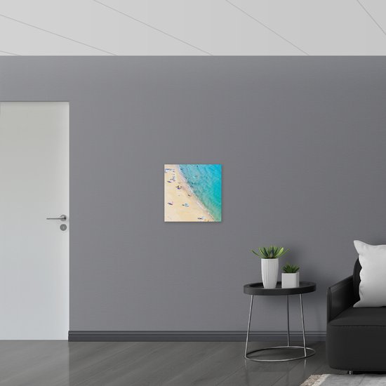WallClassics - Verre acrylique - Plage touristique - Photo 50x50 cm sur verre acrylique (avec système de suspension)