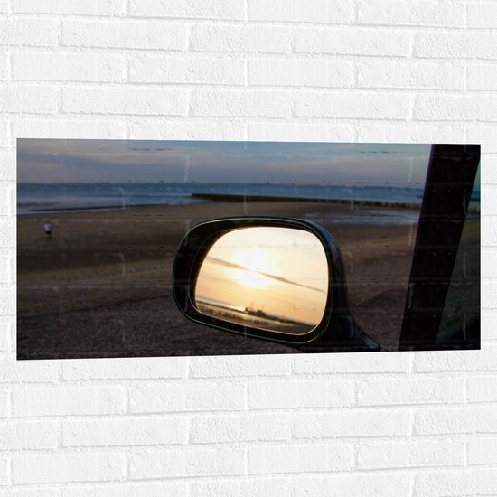 WallClassics - Muursticker - Autospiegel op het Strand in de Avond - 100x50 cm Foto op Muursticker