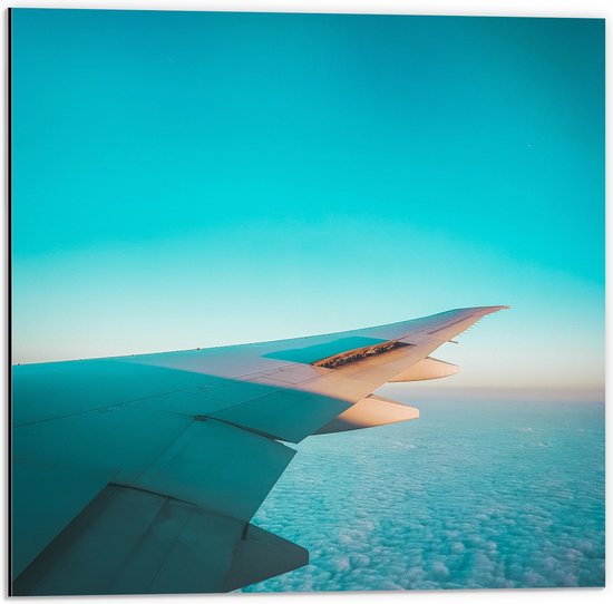 WallClassics - Dibond - Witte Vleugel van Vliegtuig boven Schapenwolken - 50x50 cm Foto op Aluminium (Wanddecoratie van metaal)