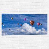 WallClassics - Muursticker - Gropeje Luchtballonnen bij Witte Wolken - 100x50 cm Foto op Muursticker