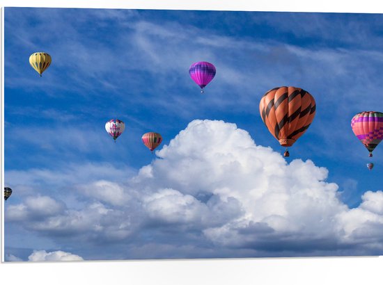 WallClassics - PVC Schuimplaat - Gropeje Luchtballonnen bij Witte Wolken - 75x50 cm Foto op PVC Schuimplaat (Met Ophangsysteem)