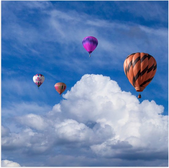 WallClassics - Poster Glanzend – Gropeje Luchtballonnen bij Witte Wolken - 50x50 cm Foto op Posterpapier met Glanzende Afwerking