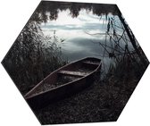 WallClassics - Dibond Hexagon - Oud Schippersbootje bij het Water - 70x60.9 cm Foto op Hexagon (Met Ophangsysteem)