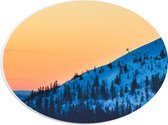 WallClassics - PVC Schuimplaat Ovaal - Steile Wit Besneeuwde Berg - 28x21 cm Foto op Ovaal  (Met Ophangsysteem)