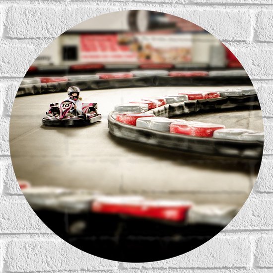 WallClassics - Muursticker Cirkel - Karter op Indoor Kartbaan - 50x50 cm Foto op Muursticker