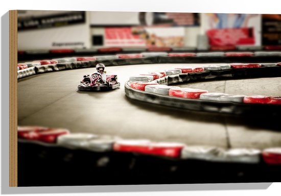 WallClassics - Hout - Karter op Indoor Kartbaan - 60x40 cm - 12 mm dik - Foto op Hout (Met Ophangsysteem)
