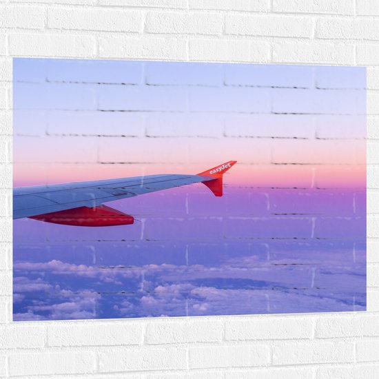 WallClassics - Muursticker - Rood/Witte Vliegtuigvleugel in Paarse Lucht - 100x75 cm Foto op Muursticker
