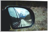 WallClassics - Dibond - Uitzicht op Sneeuwberg in Autospiegel - 120x80 cm Foto op Aluminium (Met Ophangsysteem)
