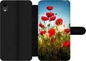 Bookcase Geschikt voor iPhone XR telefoonhoesje - Klaprozen - Toscane - Zon - Rood - Blauw - Met vakjes - Wallet case met magneetsluiting
